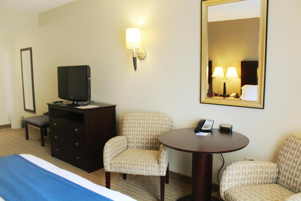 Holiday Inn Express & Suites Malone By Ihg Exterior foto